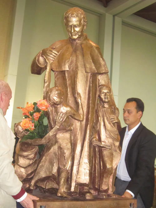 ドン・ボスコ像に収められて運ばれる聖遺物